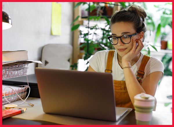 accueil-impactant jeune fille travaillant sur son contenu
